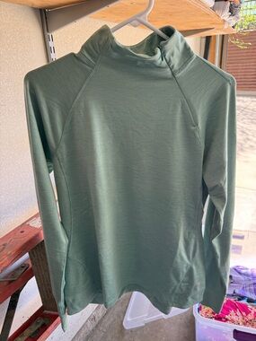 Lightweight M Sage Green Long Sleeve Pullover